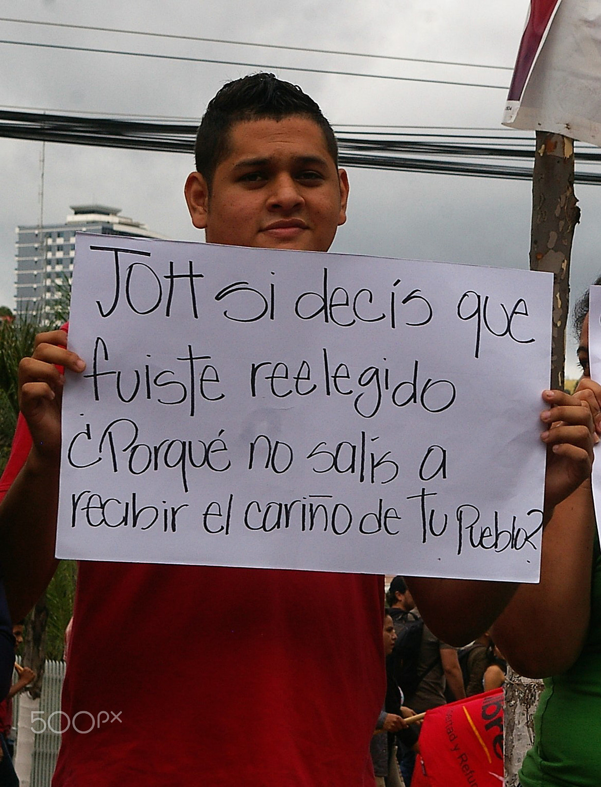 Pentax *ist DL sample photo. Man with a protest sign in a tegucigalpa protest photography