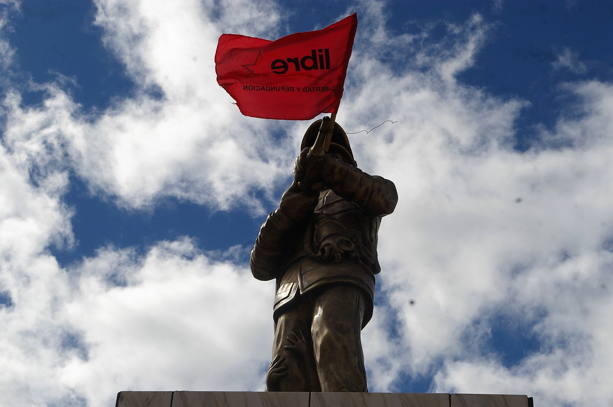Pentax *ist DL sample photo. Estatua en bandera con bandera de libre photography