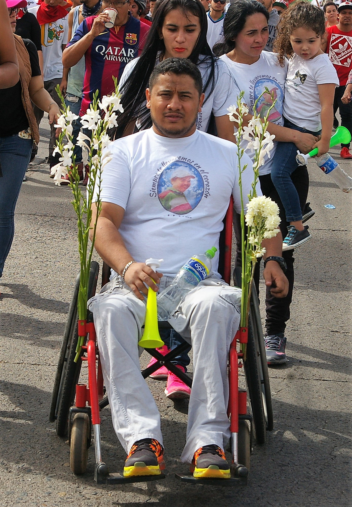 Pentax *ist DL sample photo. Hombre en silla de ruedas en marcha photography