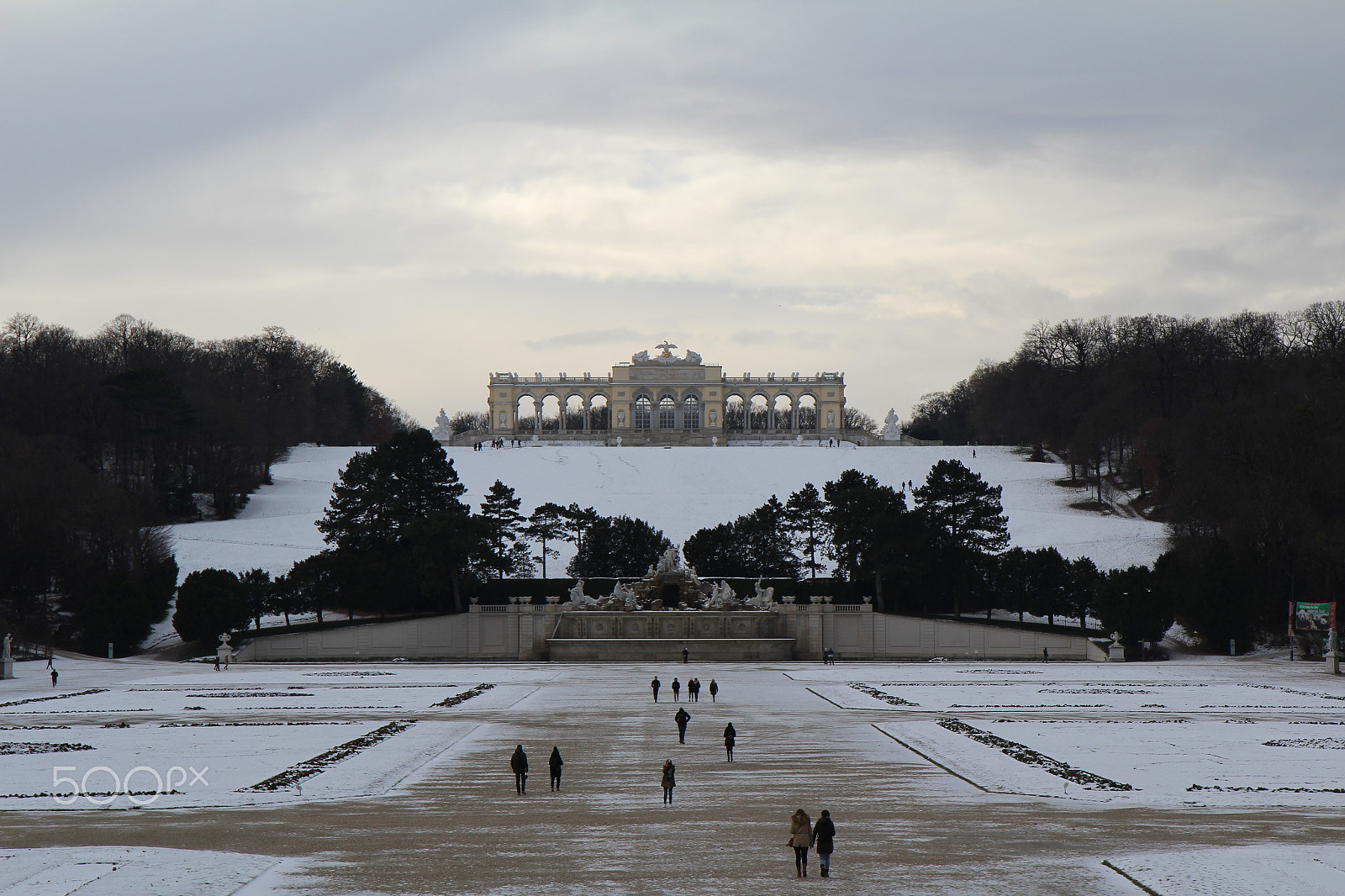 Canon EOS 600D (Rebel EOS T3i / EOS Kiss X5) + Canon EF-S 17-55mm F2.8 IS USM sample photo. Schonbrunn palace gardens during winter photography