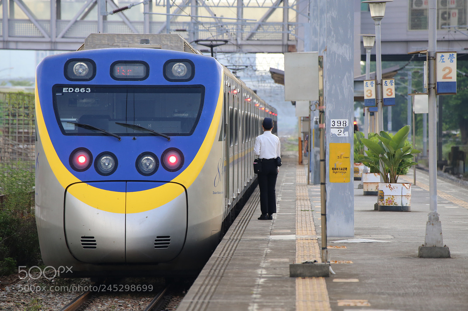 Canon EF 70-300 F4-5.6 IS II USM sample photo. Early morning train photography
