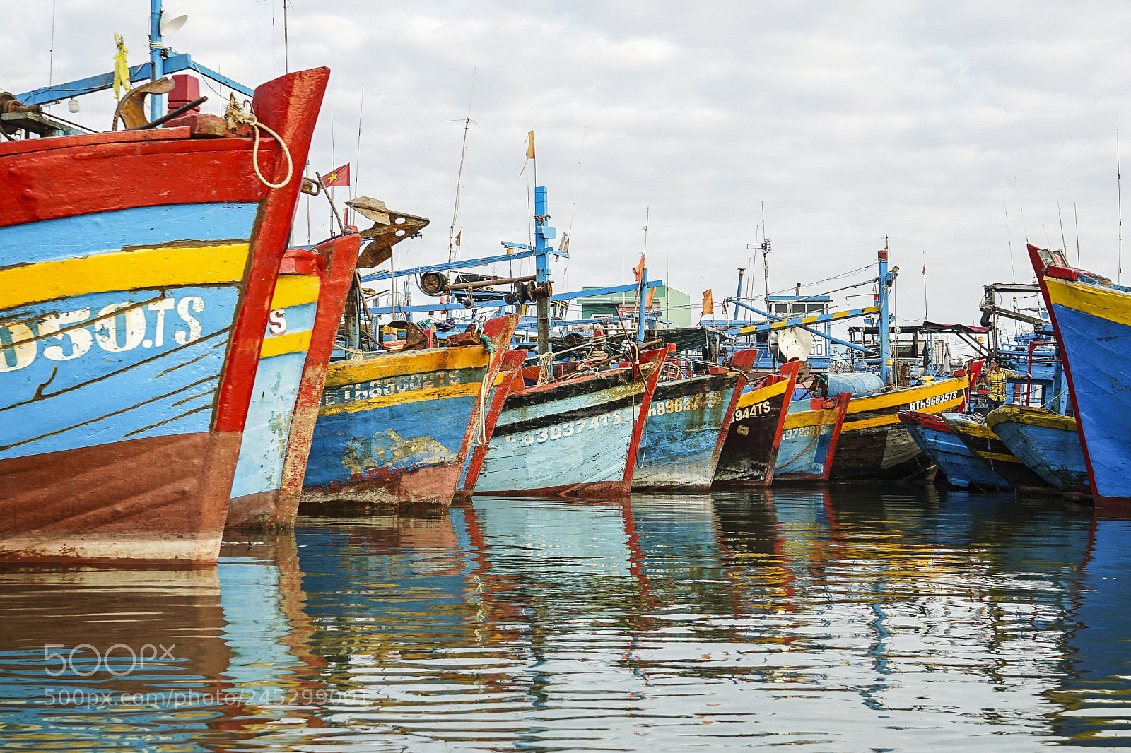 Sony a7 II sample photo. The man between boats photography