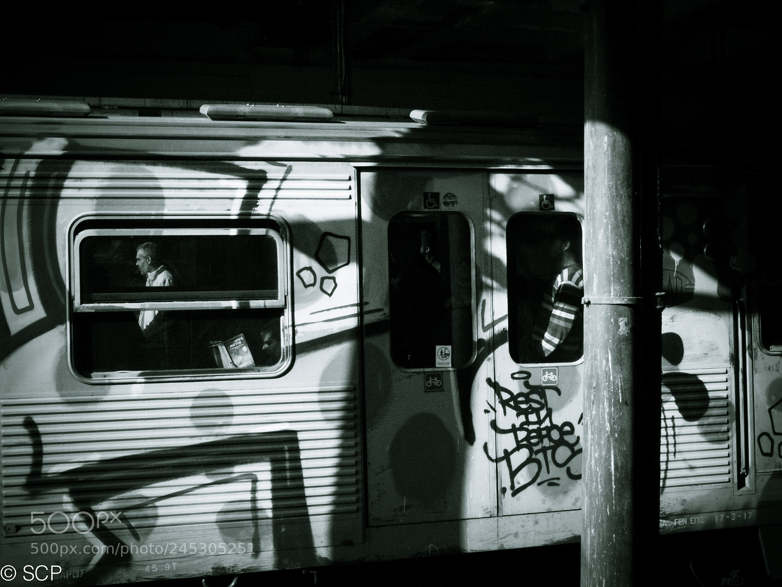 Fujifilm X10 sample photo. 'the men on the photography