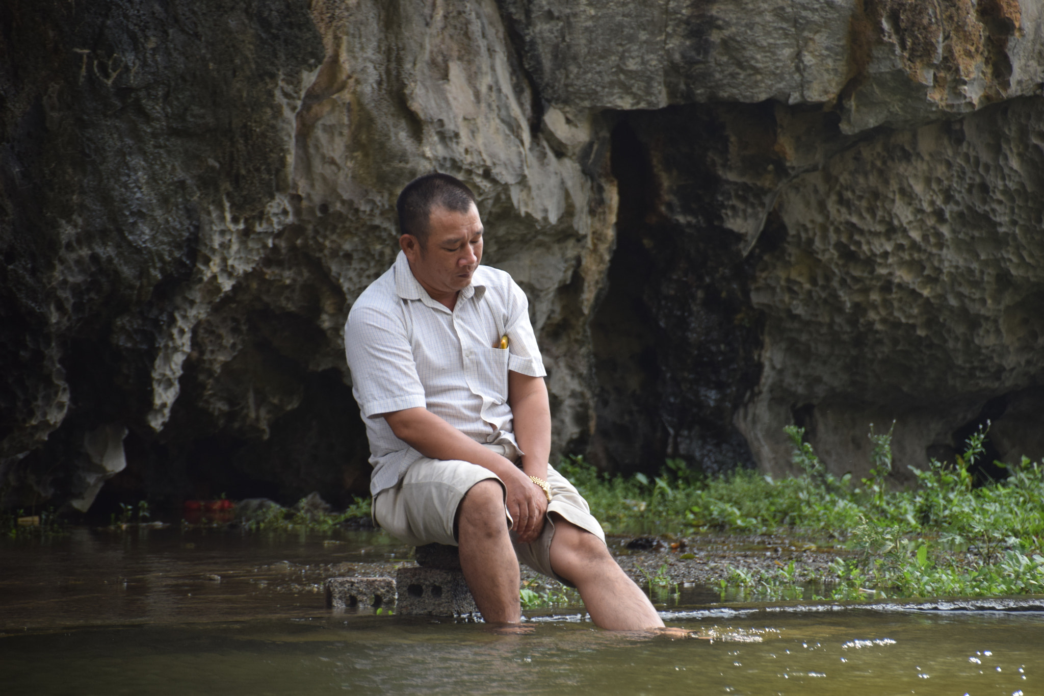 Nikon D3300 + Tamron 18-270mm F3.5-6.3 Di II VC PZD sample photo. The man in the river photography