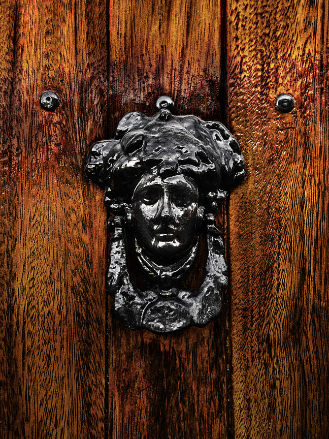 Canon PowerShot A3300 IS sample photo. Llamador de la puerta - rostro negro (door knocker). photography