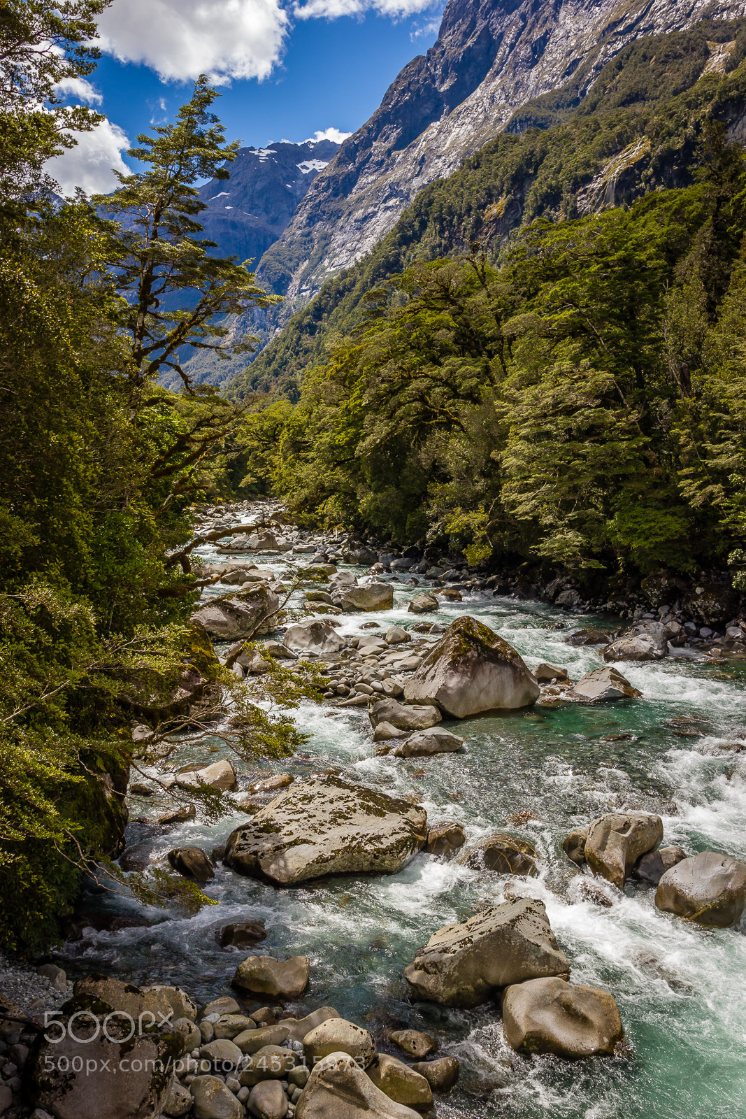 Canon EOS 550D (EOS Rebel T2i / EOS Kiss X4) sample photo. River with rocks photography