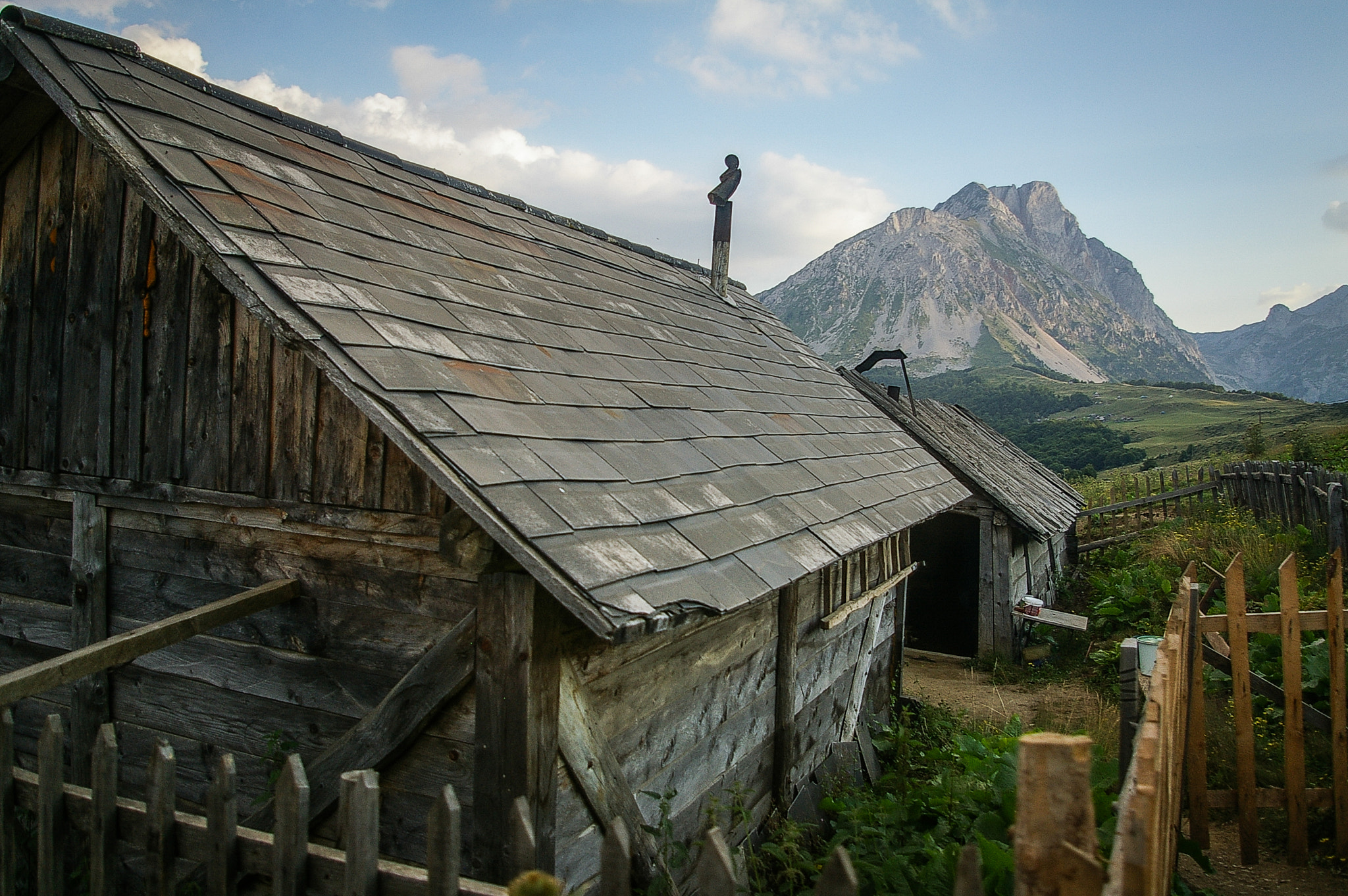 Pentax *ist DS sample photo. Old hut photography