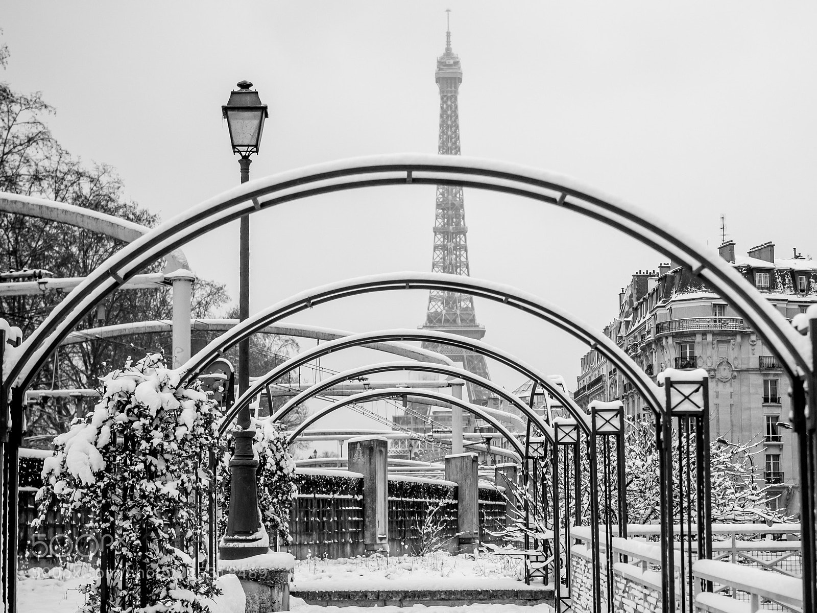 Olympus OM-D E-M5 II sample photo. Eiffel tower under snow photography