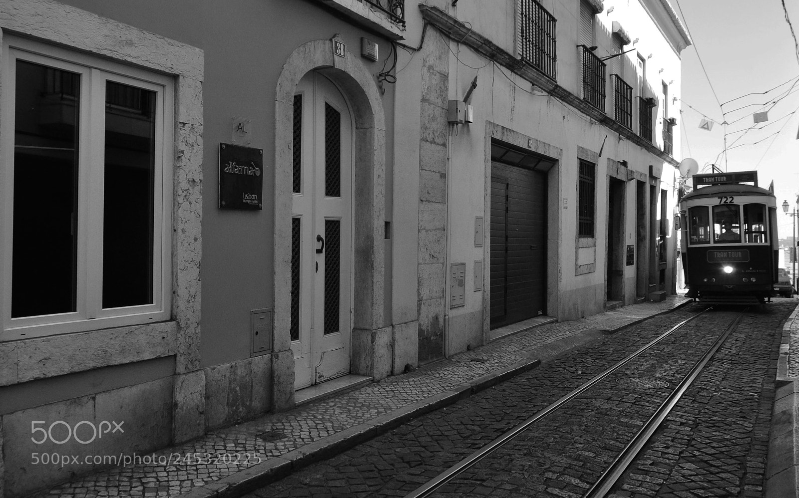 Nikon D5000 sample photo. Green lisboa tram photography