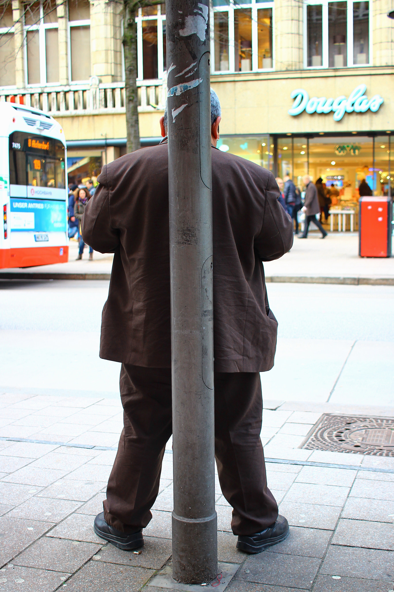 Canon EF-S 24mm F2.8 STM sample photo. Hide behind a street light. photography