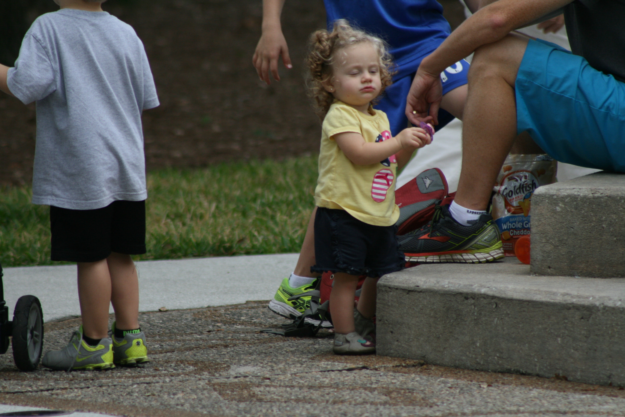 EF75-300mm f/4-5.6 sample photo. Too cute photography