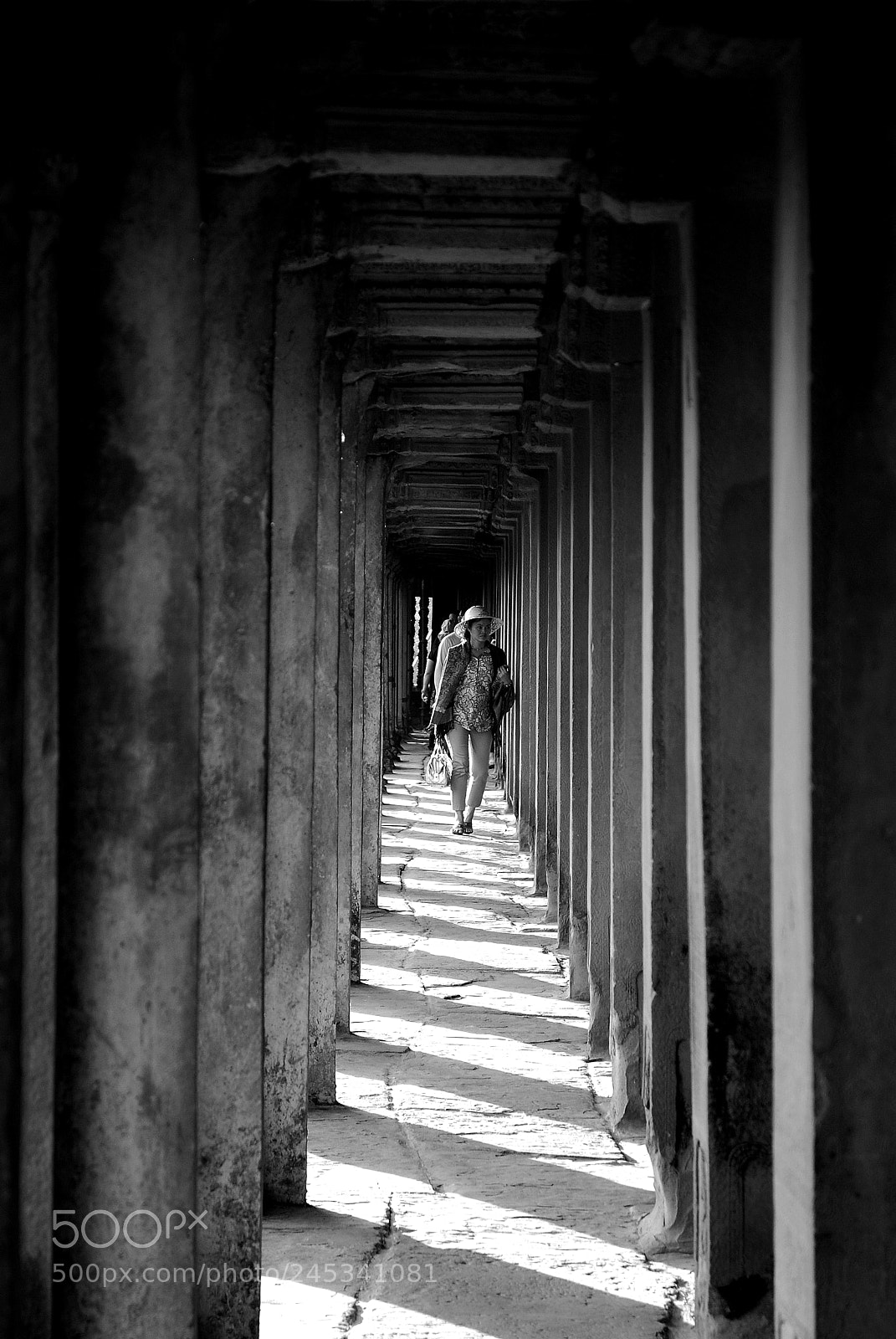 Nikon D40X sample photo. Walking in the hallway photography