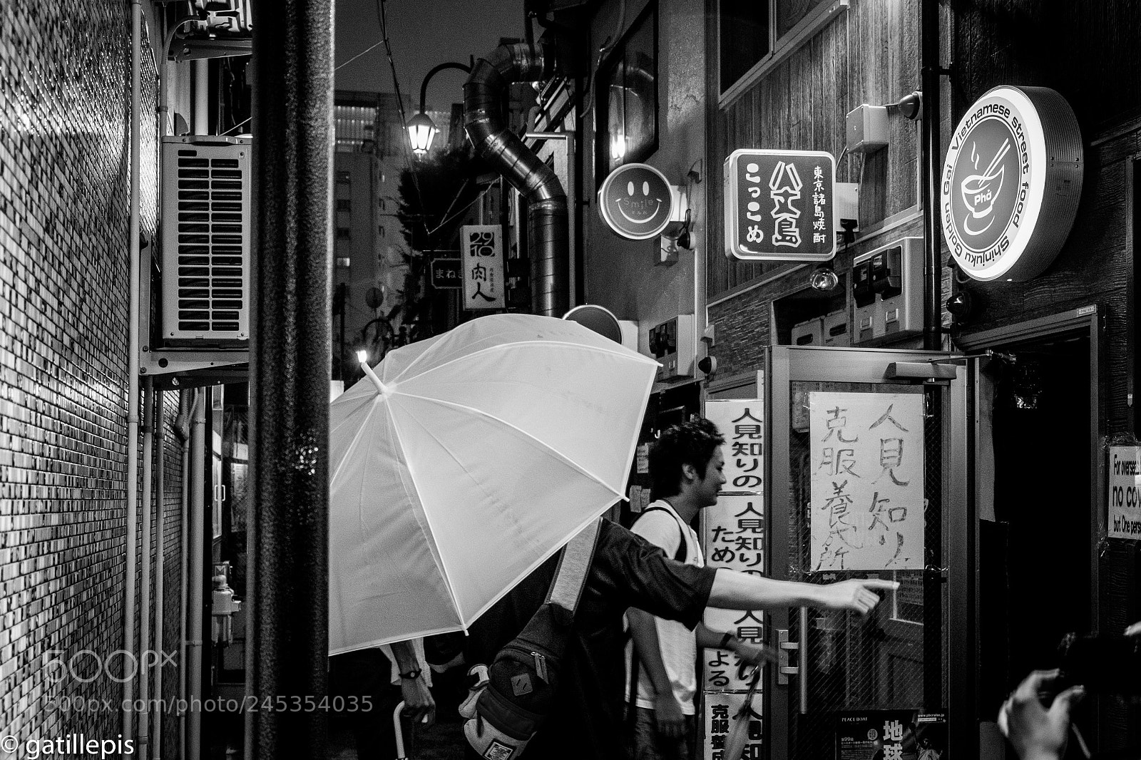 Fujifilm X-T1 sample photo. Golden gai umbrella photography