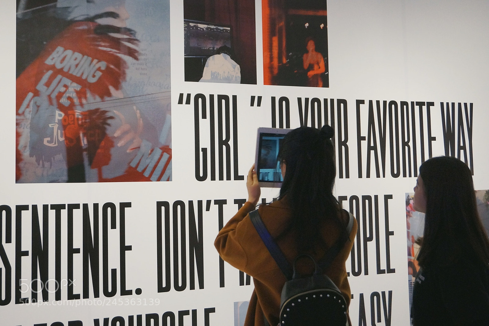 Sony Alpha NEX-3N sample photo. Girl in a gallery photography
