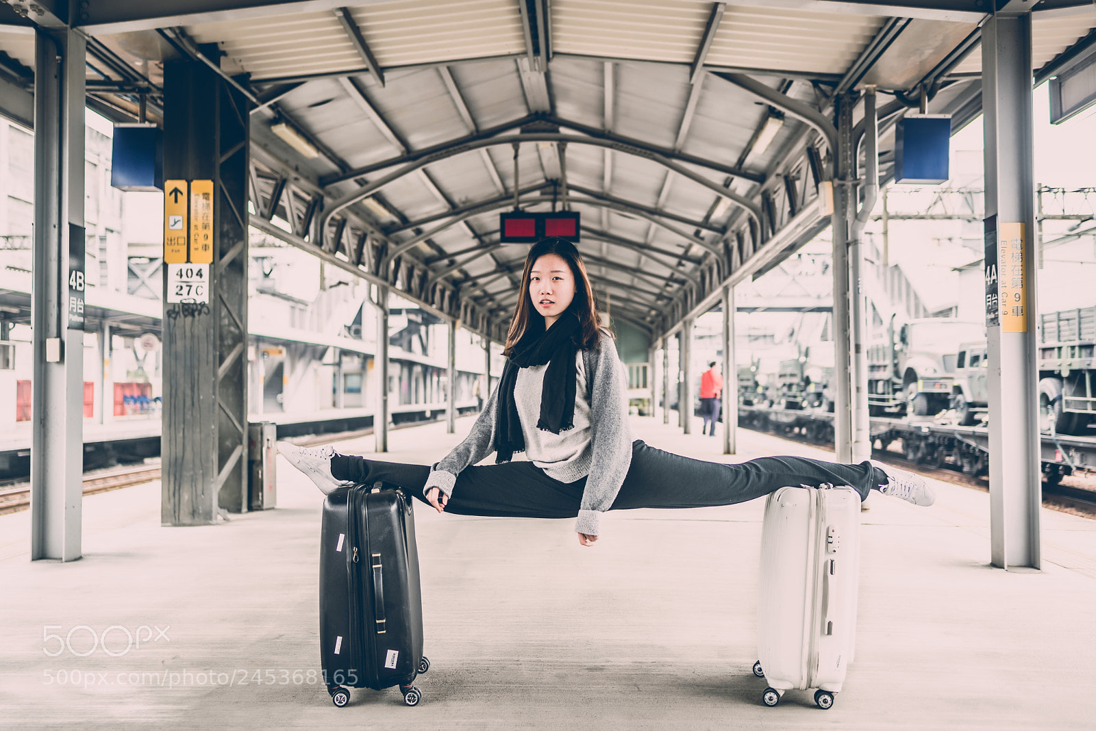 Nikon D610 sample photo. Wait for the train photography