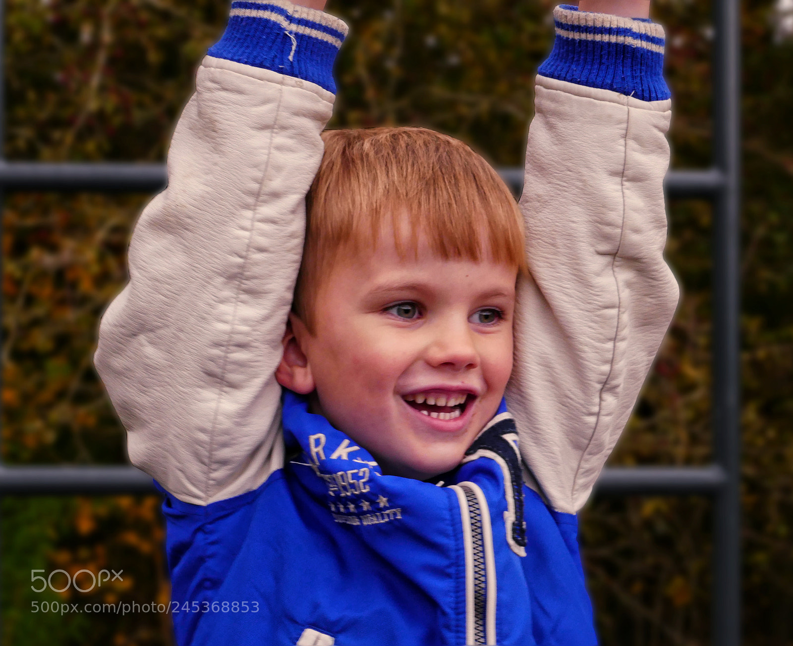 Panasonic Lumix DMC-FZ1000 sample photo. Happy kid hanging out photography