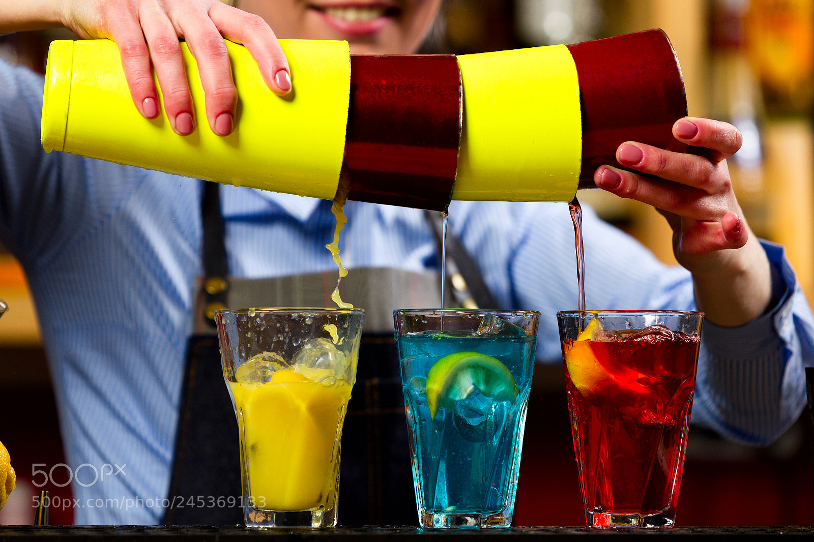 Canon EOS-1D Mark IV sample photo. The bartender prepares cocktails photography