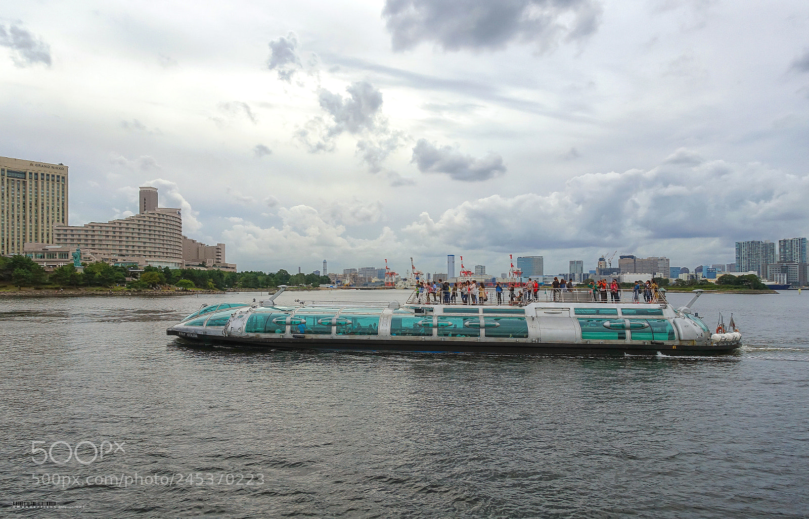 Sony Cyber-shot DSC-RX100 III sample photo. Spacy water bus photography