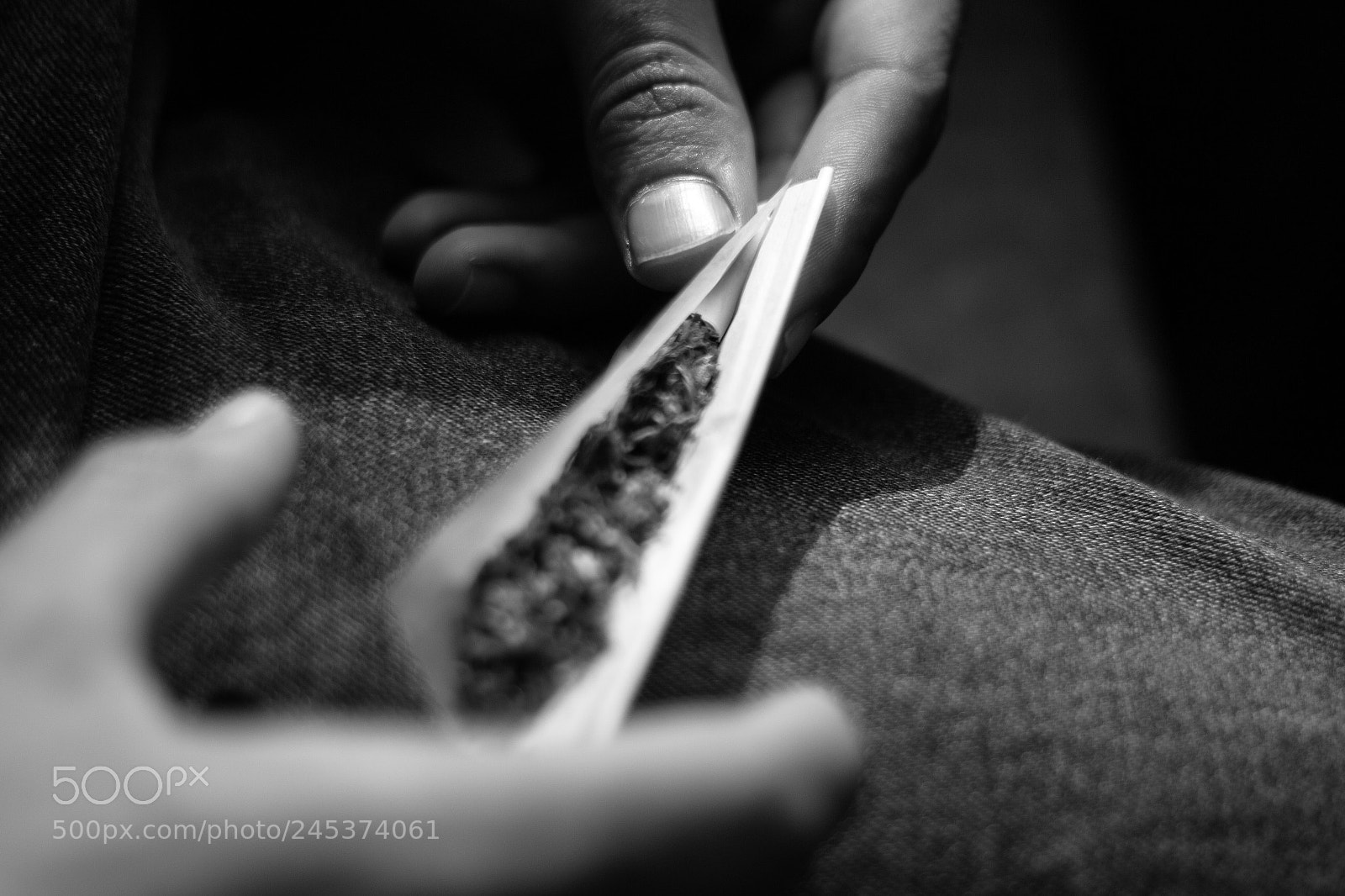 Canon EOS 100D (EOS Rebel SL1 / EOS Kiss X7) sample photo. Rolling a cigarrete photography