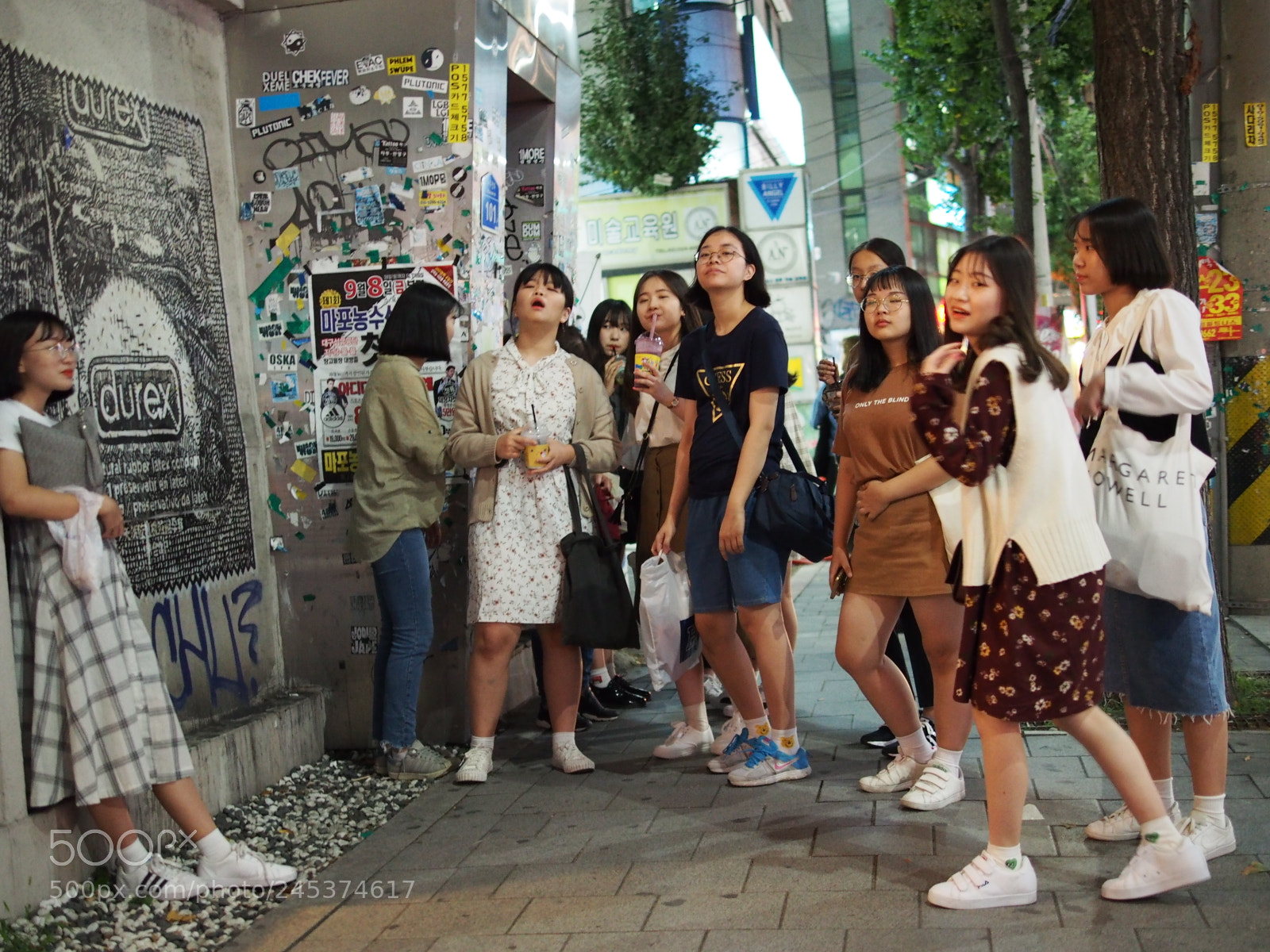 Olympus PEN E-PL5 sample photo. Korean teens hanging out photography