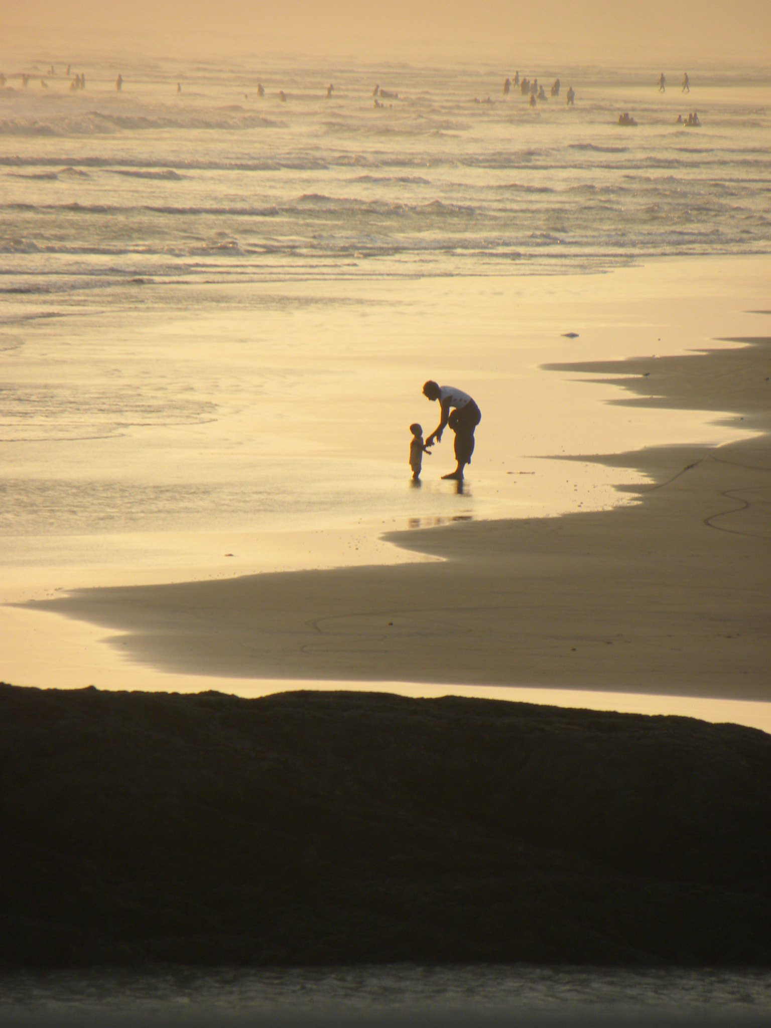 Nikon Coolpix P90 sample photo. Father and son in a beach photography