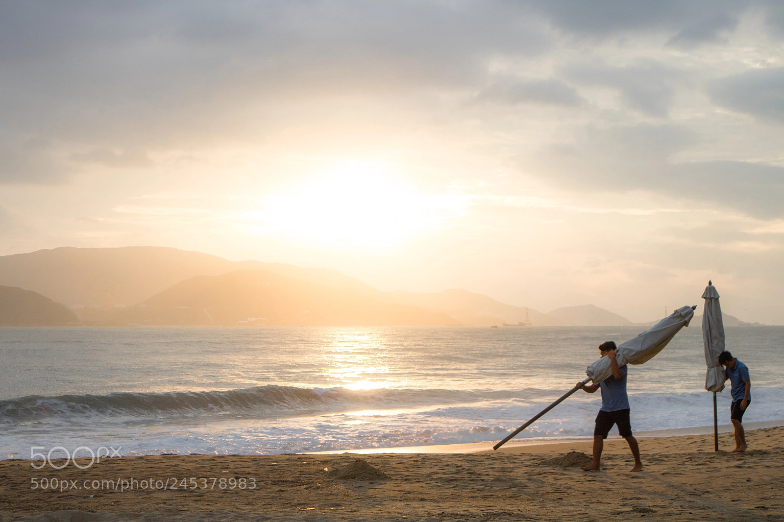 Canon EOS M10 sample photo. Beach workers photography