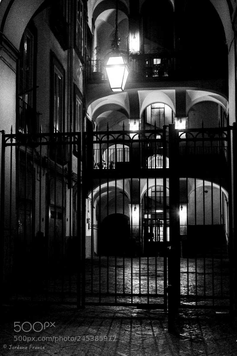 Fujifilm X-T10 sample photo. Au detour d'une rue photography