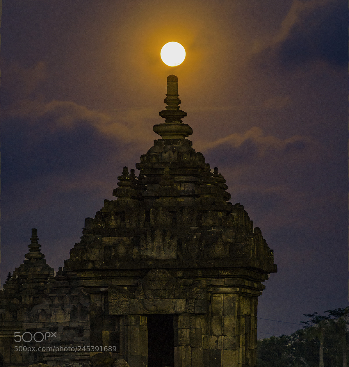 Sony a7 II sample photo. Moon over plaosan temple photography