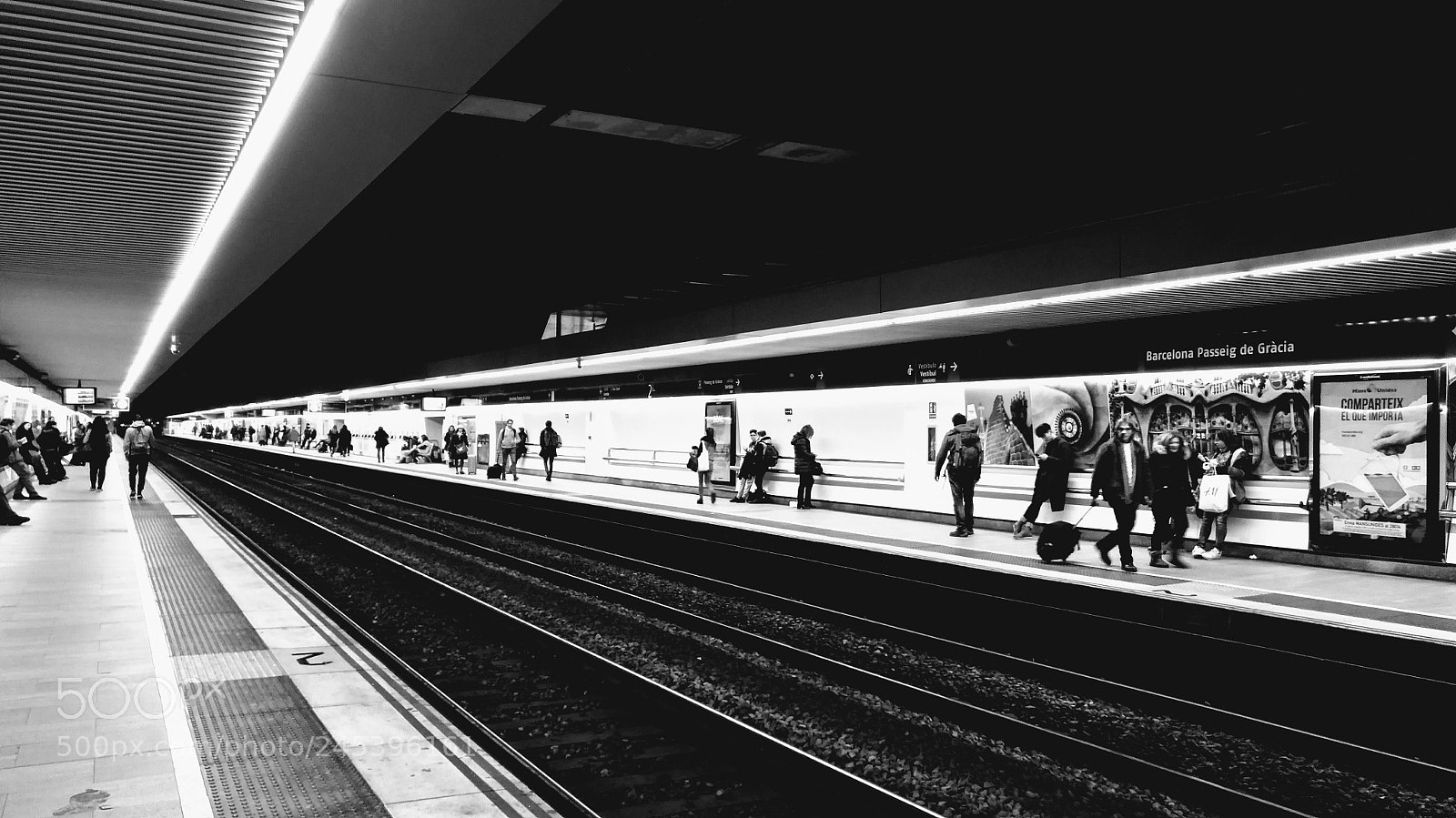 HUAWEI nova plus sample photo. M.g. barcelona station photography