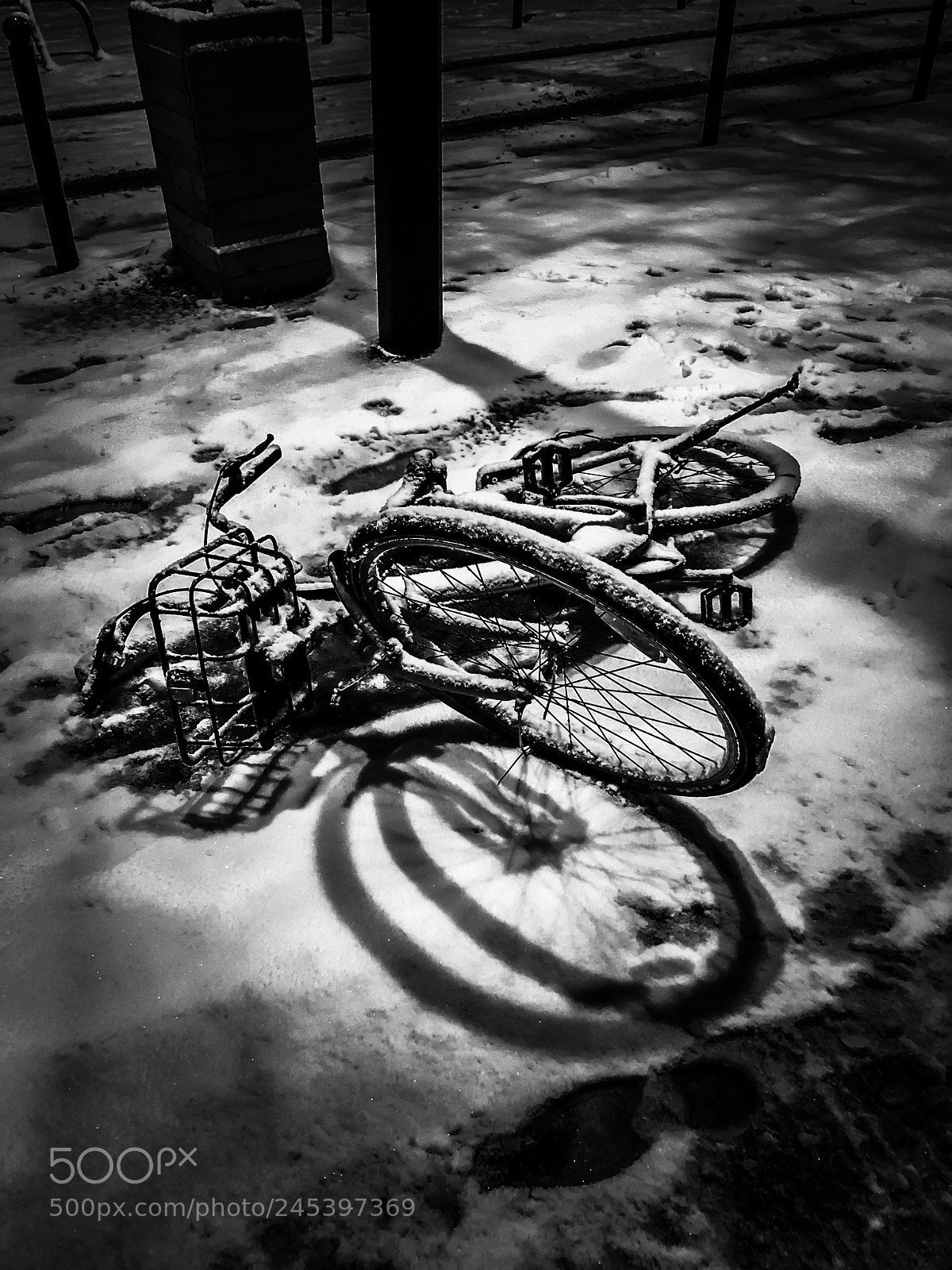 Apple iPhone 8 sample photo. Shadows in the night photography