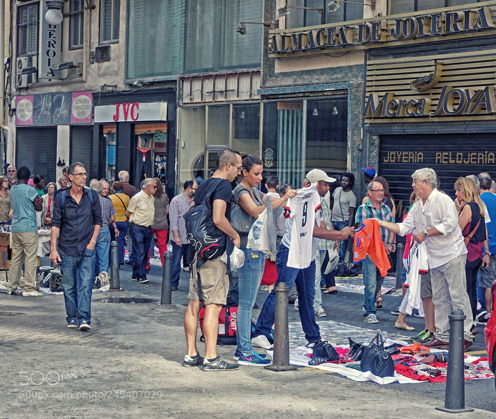 Sony Cyber-shot DSC-RX100 III sample photo. Sunday street market valencia photography