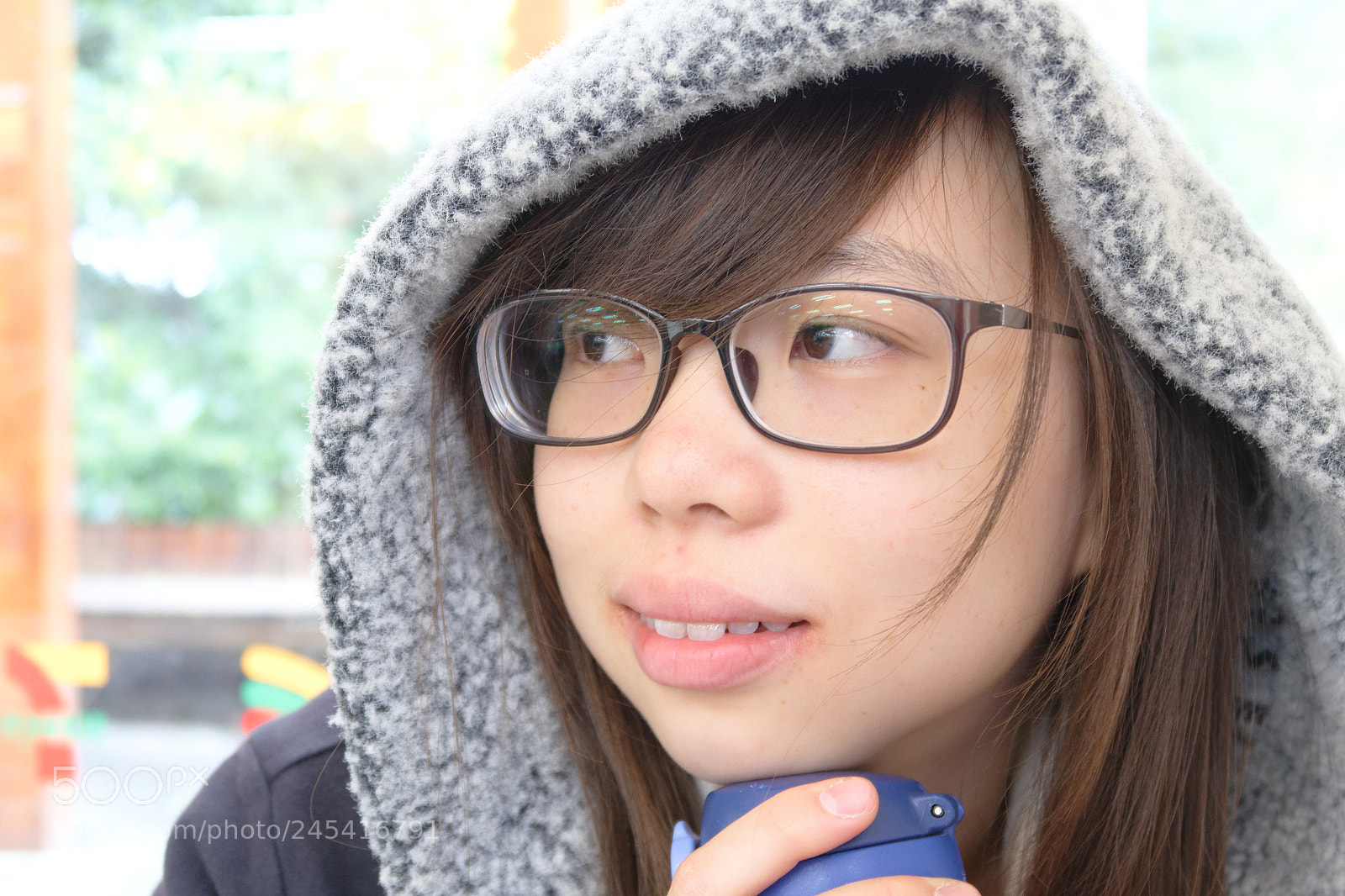 Canon PowerShot G7 X sample photo. Girl looking at something photography