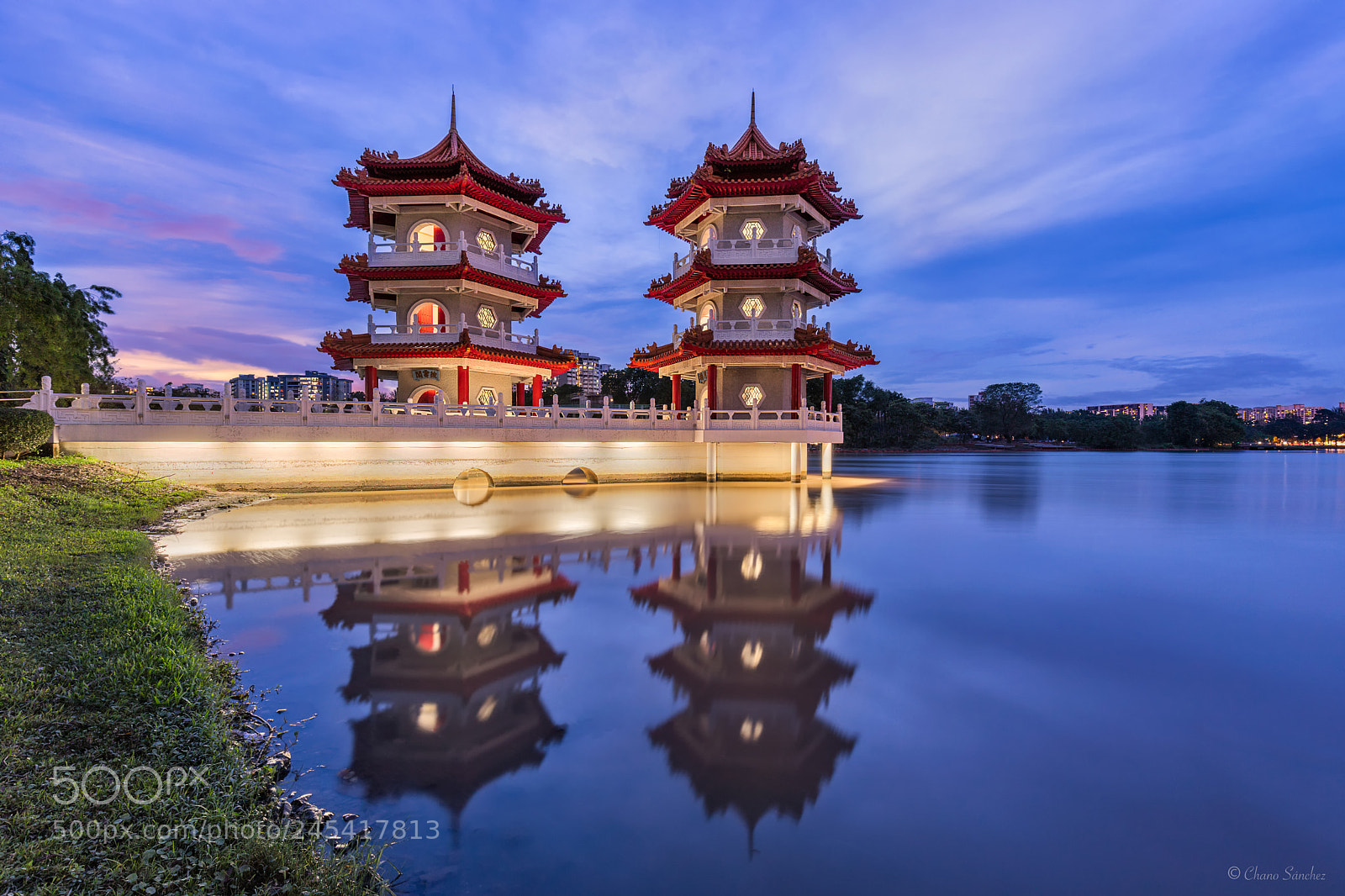 Canon EOS 6D Mark II sample photo. Twin pagodas chinese garden photography