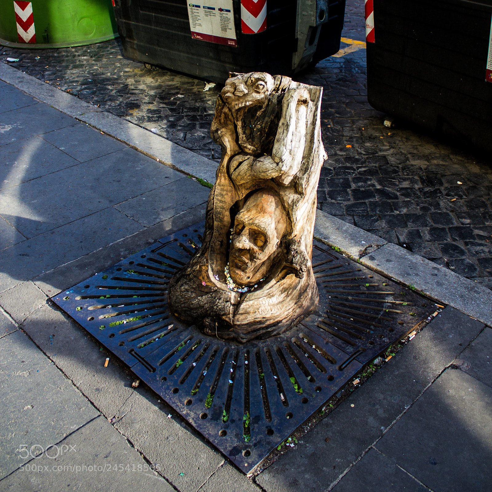 Canon EOS 550D (EOS Rebel T2i / EOS Kiss X4) sample photo. Urban carvings at garbage photography
