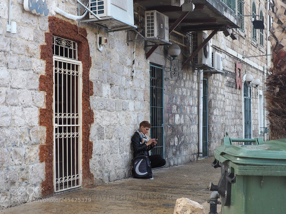 Olympus OM-D E-M5 II sample photo. Girl with phone photography