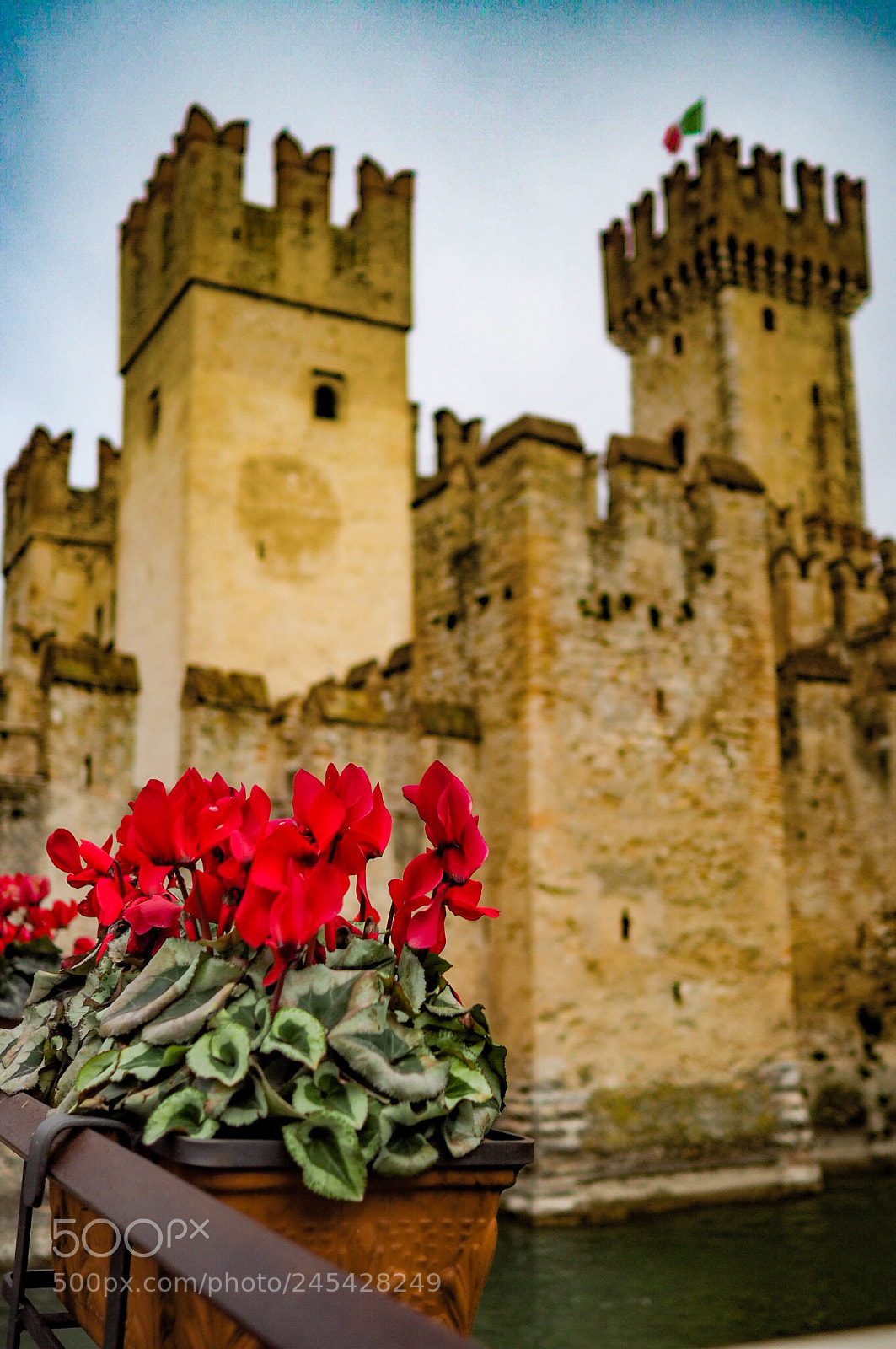 Olympus OM-D E-M10 II sample photo. Sirmione photography