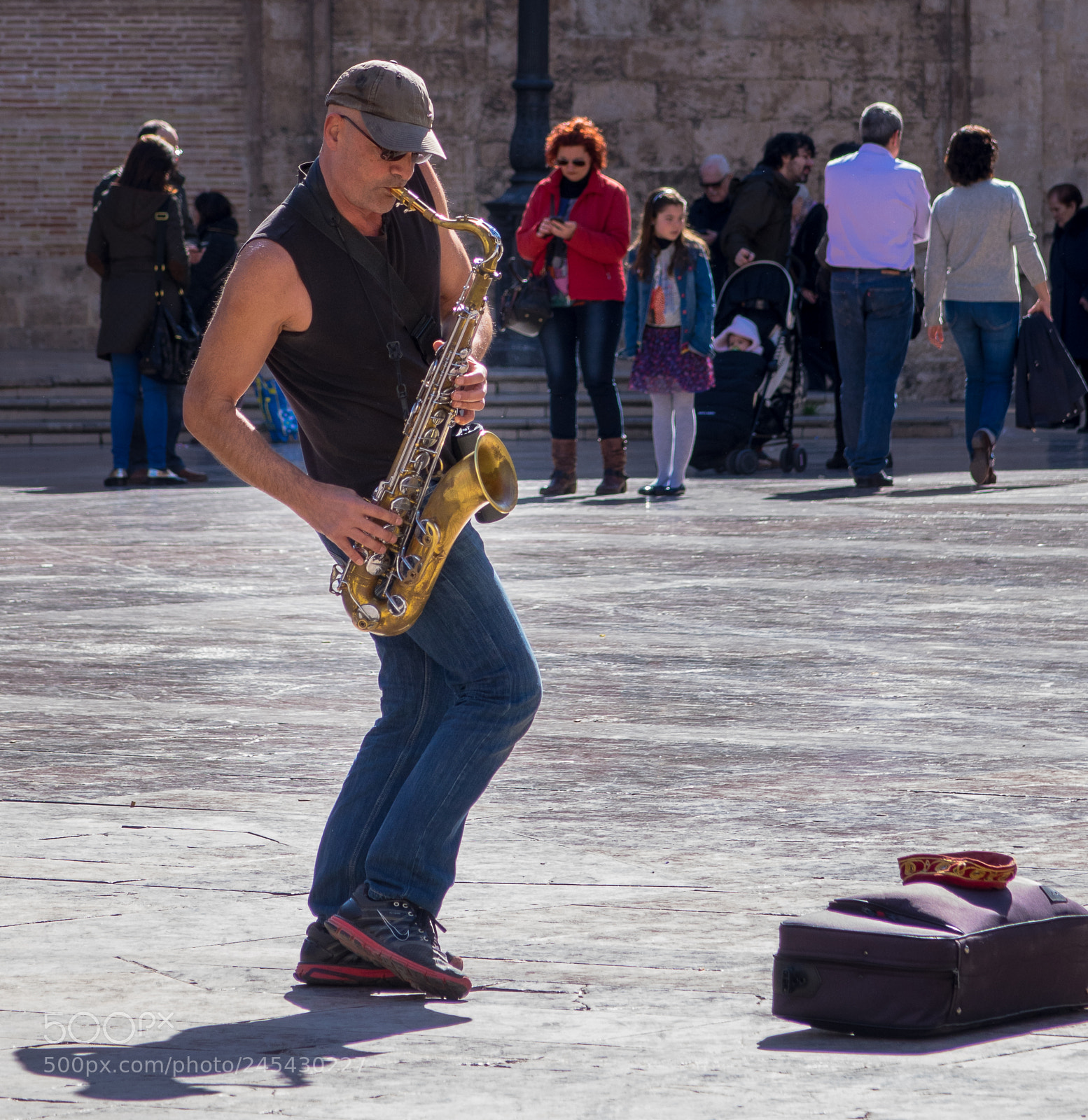Sony Cyber-shot DSC-RX10 II sample photo. Playing street entertainer plaza photography