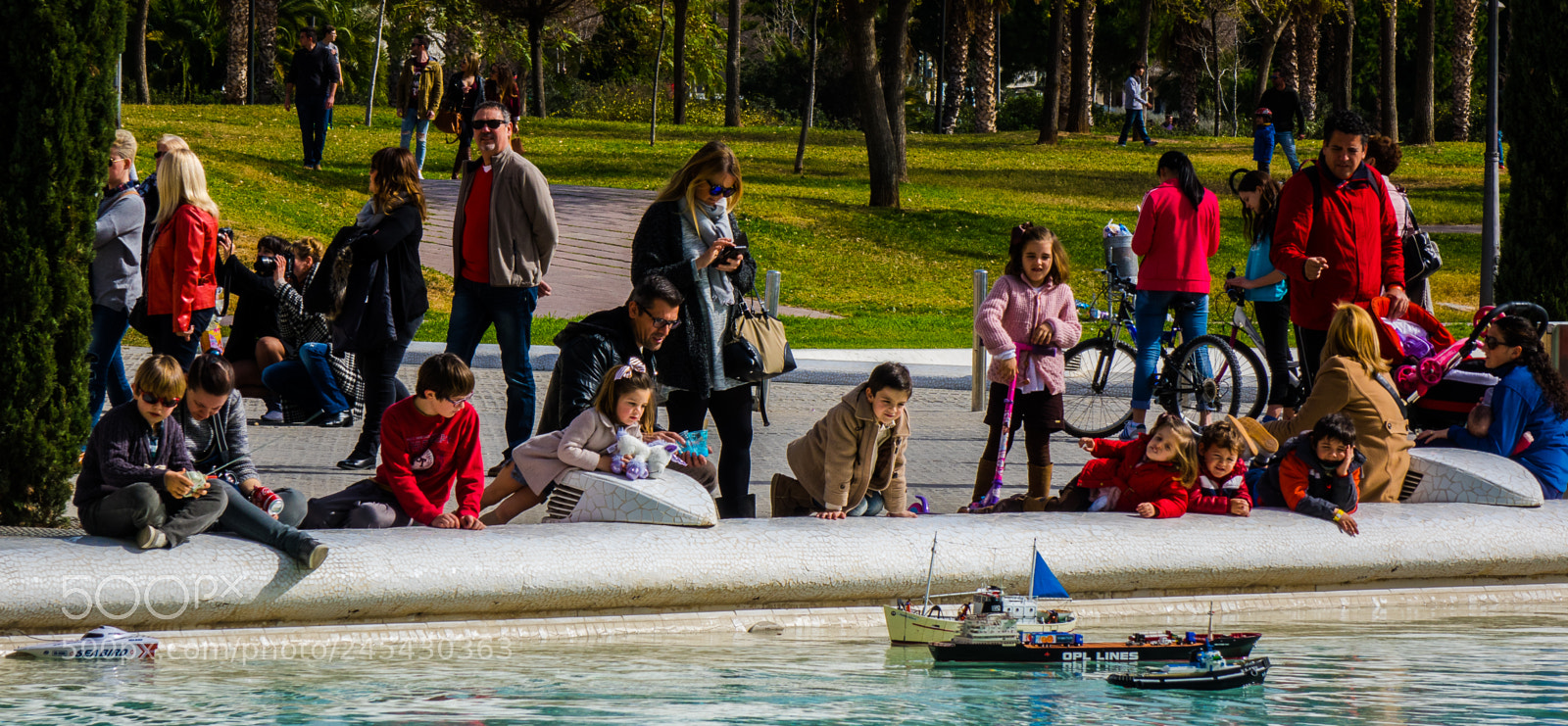 Sony Cyber-shot DSC-RX10 II sample photo. Watching the model boats photography