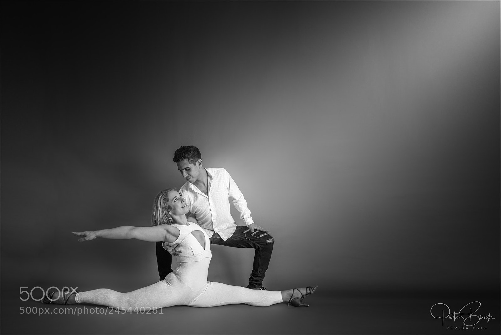 Nikon D800 sample photo. Couple dancing (bw) photography