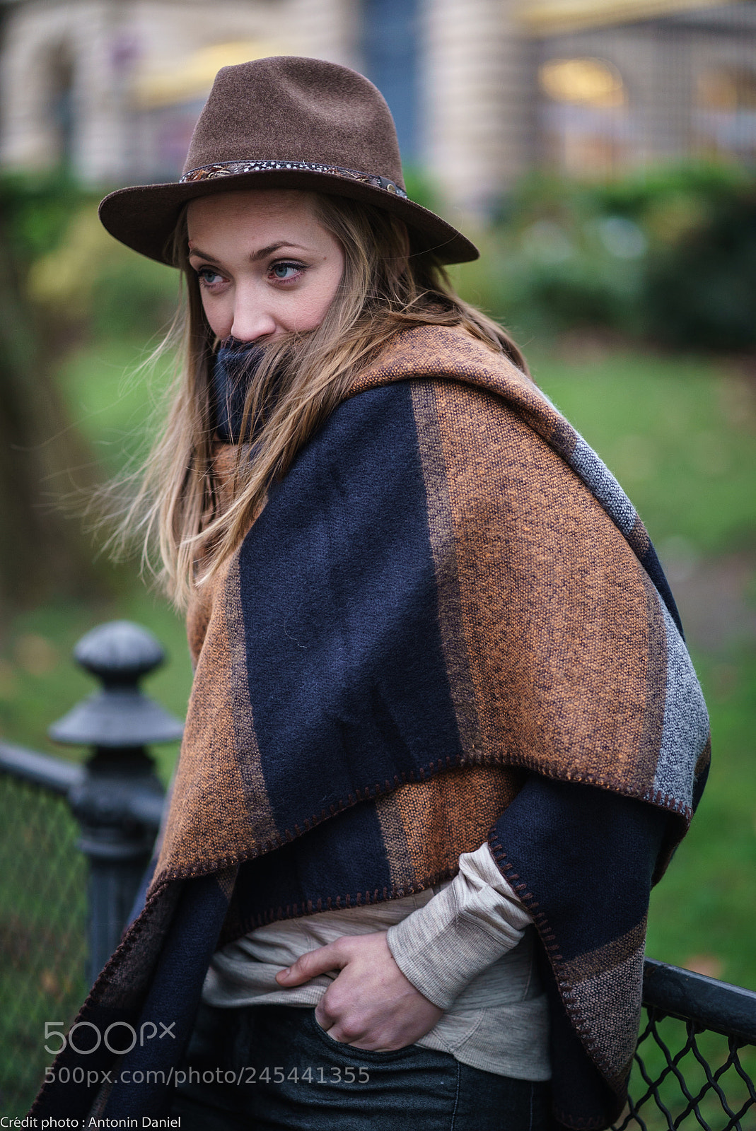 Sony a7S II sample photo. Fille poncho photography