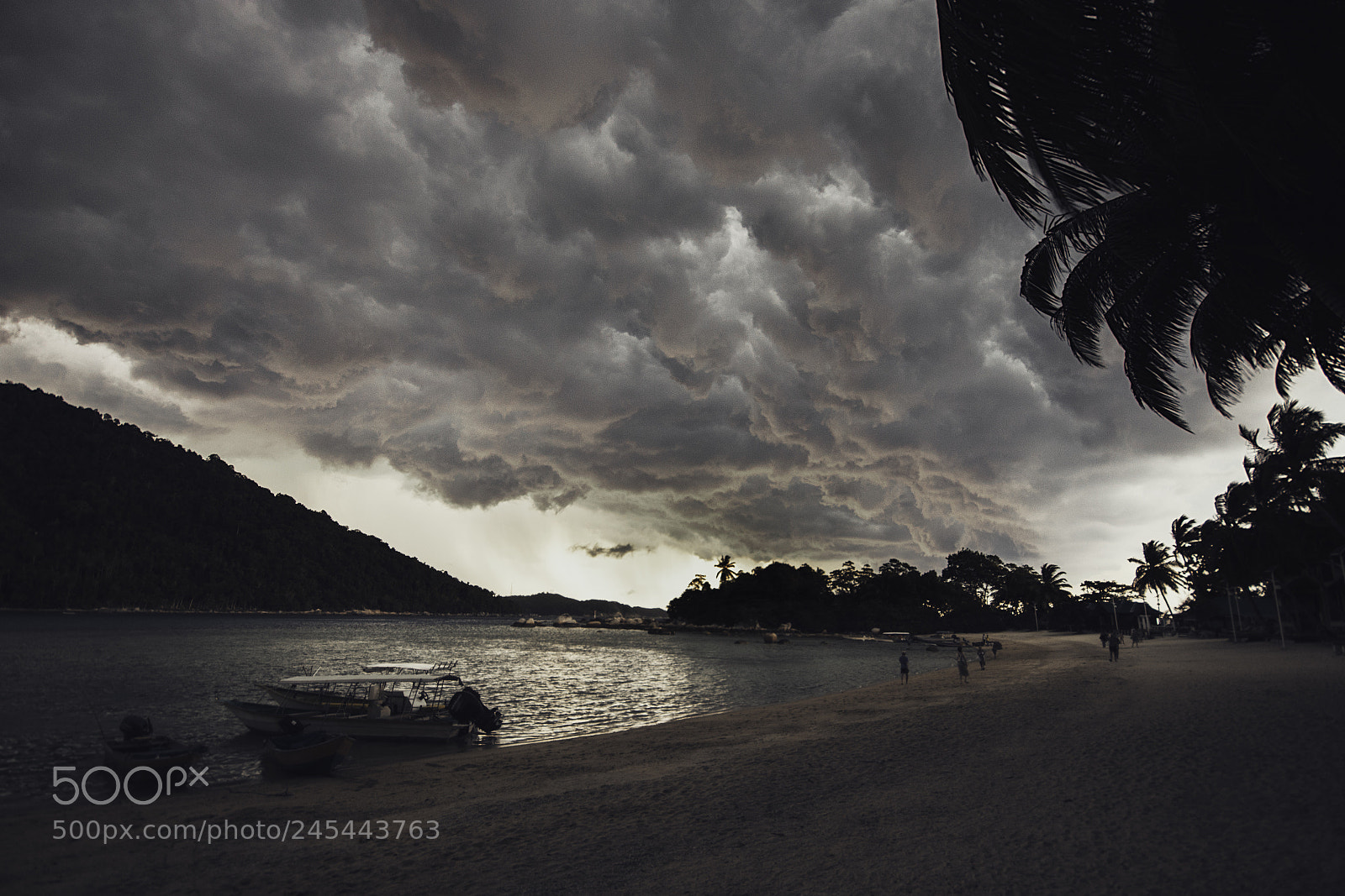 Canon EOS 550D (EOS Rebel T2i / EOS Kiss X4) sample photo. Storm a brewing photography