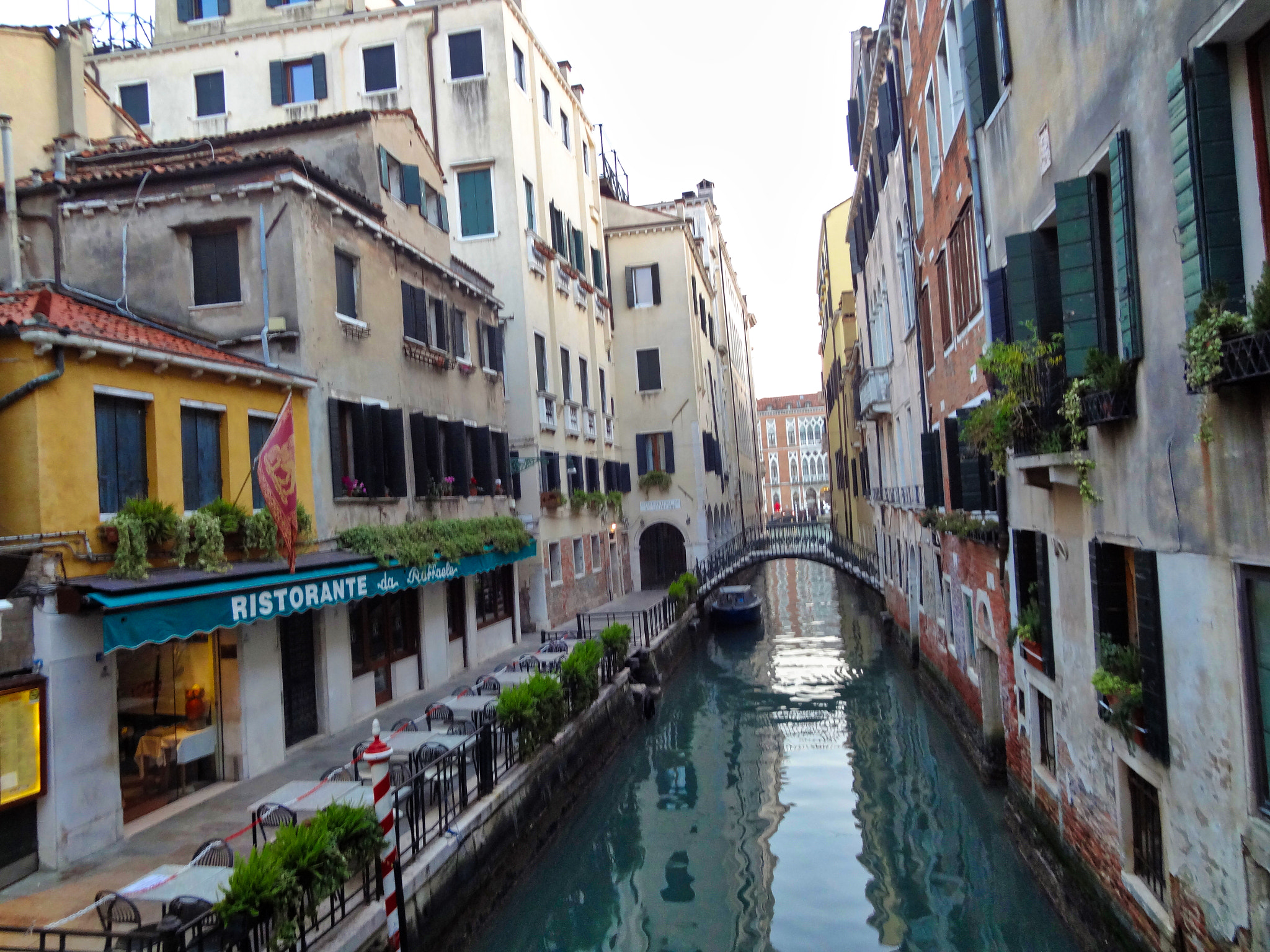 Sony Cyber-shot DSC-HX10V sample photo. Venice canal restaurant photography