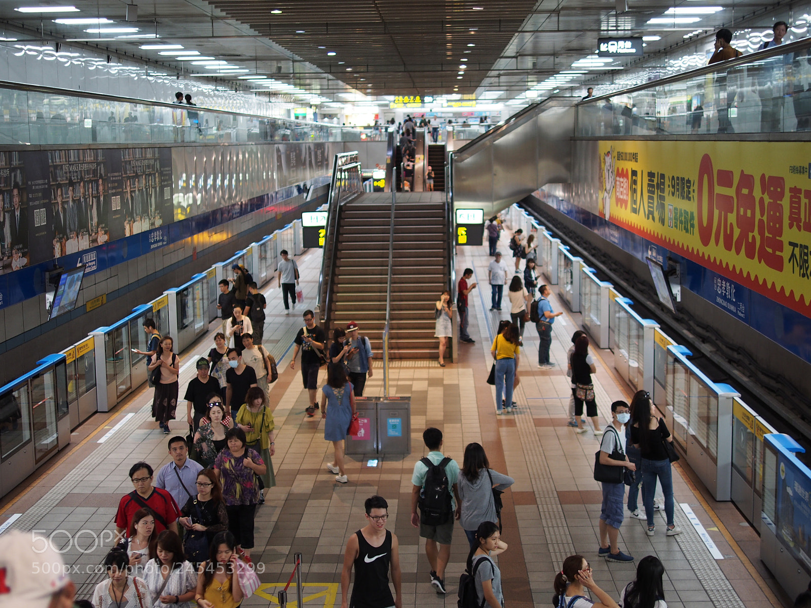 Olympus PEN E-PL5 sample photo. Train station in taipei photography