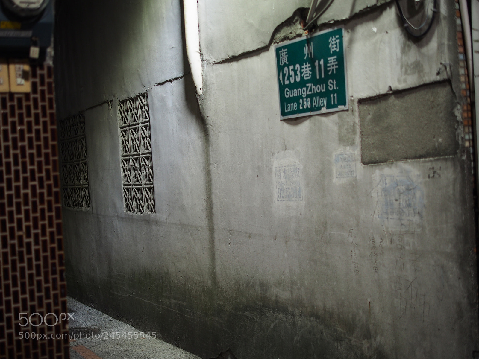 Olympus PEN E-PL5 sample photo. Sign on wall in photography