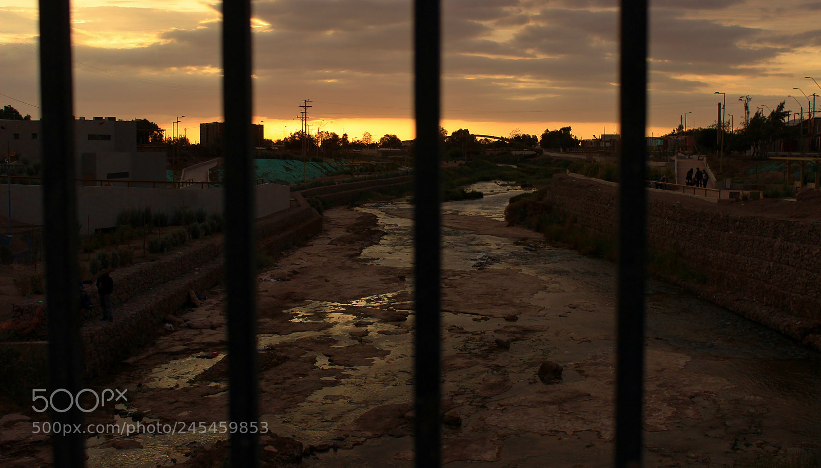 Canon EOS 600D (Rebel EOS T3i / EOS Kiss X5) sample photo. Atardecer nublado photography