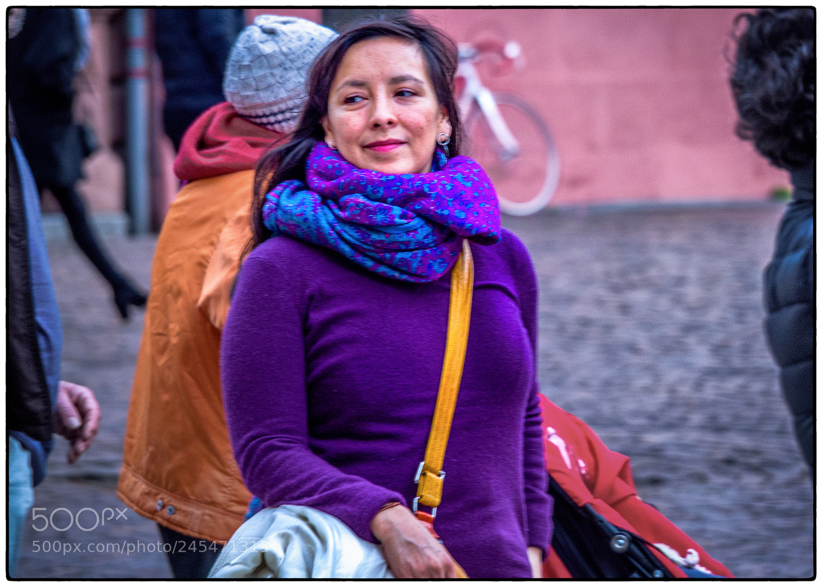 Olympus OM-D E-M10 II sample photo. Walking smile photography