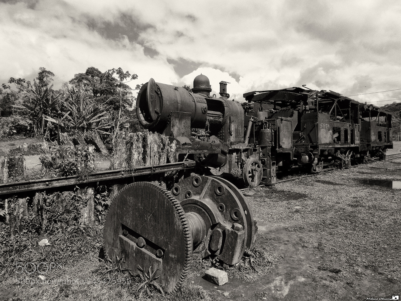 Canon PowerShot SX520 HS sample photo. The abandoned steam locomotive photography