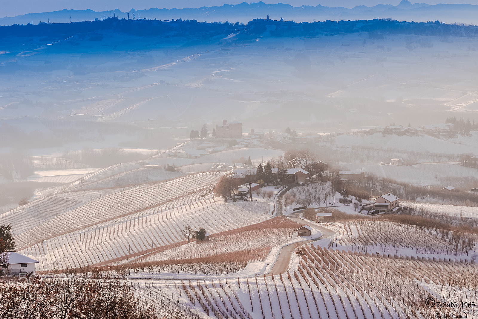 Canon EOS 1300D (EOS Rebel T6 / EOS Kiss X80) sample photo. Grinzane one winter day photography