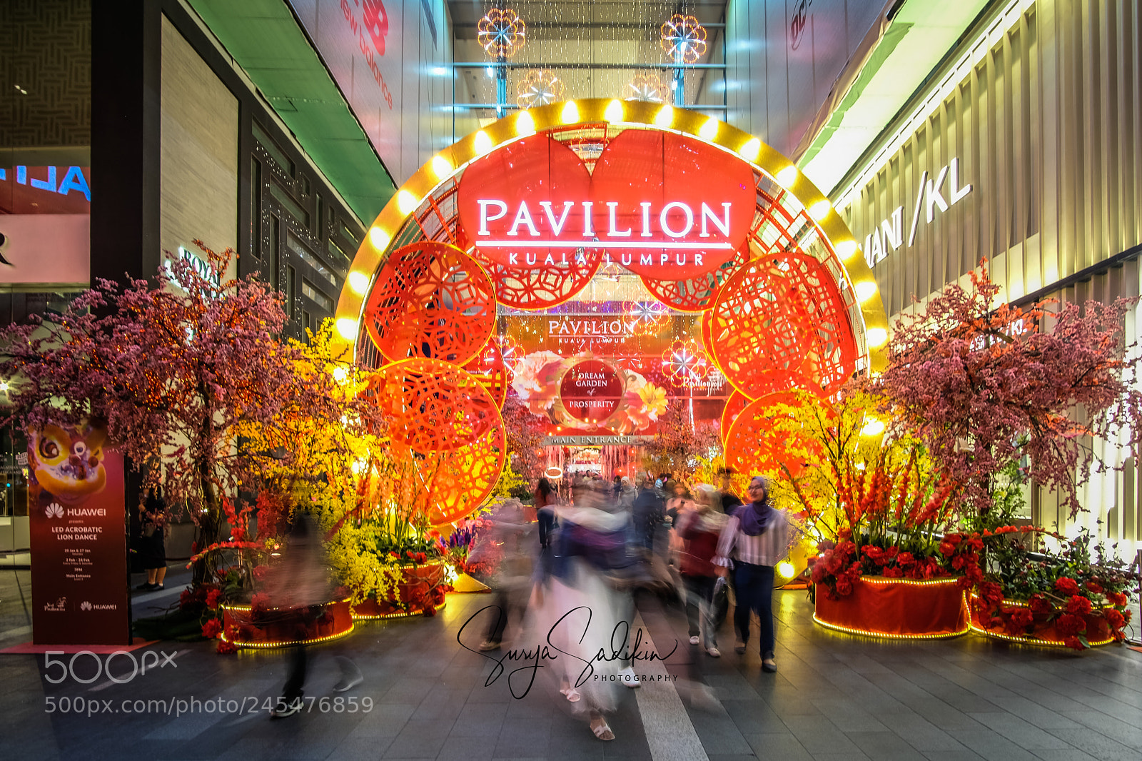 Fujifilm X-T20 sample photo. Moving in red photography