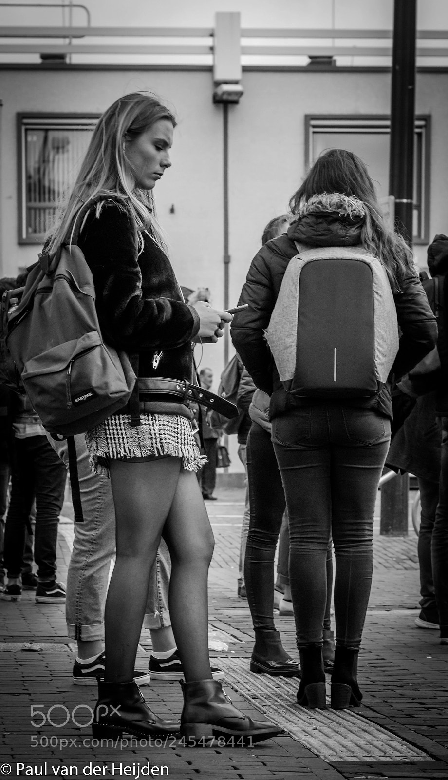 Nikon D7200 sample photo. Waiting fot the bus photography